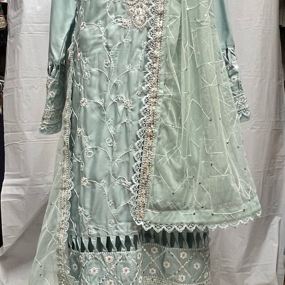 Brand New Pakistani fully embroidered Designer 3 piece suit with Net dupatta - Picture 7 of 16